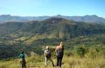 Observando a paisagem durante a caminhada ao Pico do Papagaio no Vale do Matutu - MG