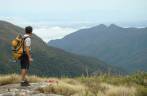 Observando a paisagem e as montanhas na trilha capixaba de acesso ao Pico da Bandeira, no Parque Nacional do Caparaó - MG/ES