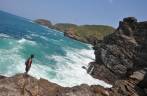 Observando o encontro do mar e das rochas, na Ponta da Lagoinha, em Búzios - RJ Observando o encontro do mar e das rochas, na Ponta da Lagoinha, em Búzios - RJ