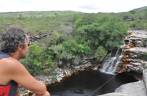 Observando o Poço do Diabo, próximo à Lençóis, na Chapada Diamantina - BA