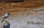 Observando pinturas rupestres na Serra da Capivara, próximo à São Raimundo Nonato - PI