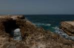 Observando um dos cartões postais do país, Devil's Bridge, na costa nordeste de Antígua, no Caribe
