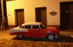 Os charmosos carros sexagenários na madrugada de Trinidad, em Cuba