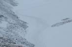 Os rastros de nossa descida pela encosta nevada da montanha rumo a Stromness, na Geórgia do Sul Os rastros de nossa descida pela encosta nevada da montanha rumo a Stromness, na Geórgia do Sul