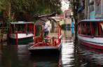 Os tradidionais barcos que levam as pessoas pelos canais de Xochimilco, na Cidade do México