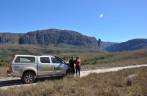 Os três viajantes posando para fotos na Serra do Intendente, em Tabuleiro - MG