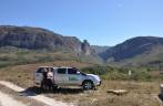 Os três viajantes posando para fotos na Serra do Intendente, em Tabuleiro - MG