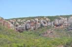 Paredões de pedra na Serra da Capivara, próximo à São Raimundo Nonato - PI