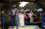 Passeando de barco pelos canais de Xochimilco, na Cidade do México