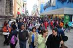Passeando na movimentada ruca peatonal no centro de Lima, capital do Peru