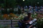 Pausa para leitura na Washington Square, no sul de Manhattan, em Nova Iorque, nos Estados Unidos Pausa para leitura na Washington Square, no sul de Manhattan, em Nova Iorque, nos Estados Unidos