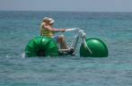 Pedalando sobre a água na praia de Long Bay, na costa nordeste de Antígua, no Caribe