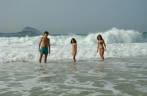 Pedro, Bebel e Íris entrando no mar do Leblon, Rio de Janeiro - RJ