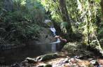 Pedro mergulhando em cachoeira no Vale do Alcantilado em Mauá - RJ