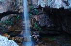 Pegando água na Cachoeira Primavera, em Lençóis, na Chapada Diamantina - BA