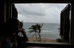 Pensativa, observando a praia e a chuva em Bathsheba, na costa leste de Barbados Pensativa, observando a praia e a chuva em Bathsheba, na costa leste de Barbados
