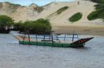 Pequena balsa para transporte de bugues no rio Guaju, na fronteira entre Rio Grande do Norte e Paraíba