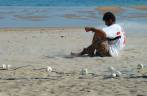 Pescador consertando sua rede na Praia do Bonete em Ilha Bela - SP