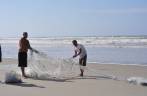 Pescadores na praia de Ilha Comprida