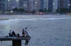Pescadores no pier de Copacabana, no Rio de Janeiro - RJ