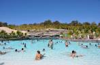 Piscina movimentada do Hot Park, na Pousada do Rio Quente, perto de Caldas Novas em Goiás