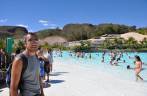 Piscina movimentada do Hot Park, na Pousada do Rio Quente, perto de Caldas Novas em Goiás
