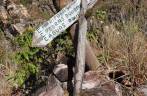 Placa informativa em trilha na região do Paraíso Selvagem em Delfinópolis - MG
