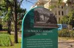 Placa informativa na Praça da Liberdade, em Belo Horizonte - MG