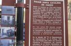 Placa informativa sobre a terrível história da Passagem Santa Catalina, em Córdoba, na Argentina