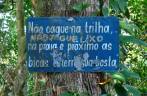 Placa orientativa na Trilha da Cassandoca em Ubatuba - SP