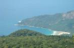 Praia do Cachadaço, vista do alto do Pico do Papagaio, na Ilha Grande - RJ