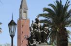 Praça principal de San Juan, na Argentina, com a torre da igreja ao fundo
