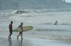 Preparando-se para tentar surfar na praia de Santa Teresa, na península de Nicoya - Costa Rica Preparando-se para tentar surfar na praia de Santa Teresa, na península de Nicoya - Costa Rica