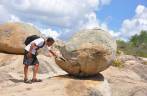 Processo de 'acebolamento' em rocha no Lajedo Manoel de Souza, na região de Cabaceiras - PB