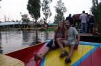 Programa tradicional para quem visita a cidade, o passeio de barco nos canais de Xochimilco, bairro da  na Cidade do México