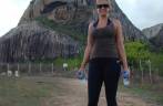Pronta para a caminhada até a boca da pedra, no Parque Estadual da Pedra da Boca, na Paraíba, fronteira com Passa e Fica - RN
