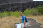 Pronto para subir o Cerro Negro com a prancha de skibunda (próximo à León, na Nicarágua) Pronto para subir o Cerro Negro com a prancha de skibunda (próximo à León, na Nicarágua)