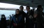 Prontos para o primeiro mergulho em Galápagos, perto do porto em San Cristóbal Prontos para o primeiro mergulho em Galápagos, perto do porto em San Cristóbal