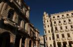 Prédios na Plaza Vieja, centro histórico de Havana, em Cuba