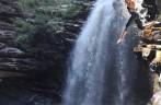 Pulando de 'paraquedas' na Cachoeira do Sossego, em Lençóis, na Chapada Diamantina - BA