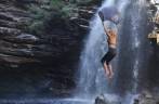 Pulando de 'paraquedas' na Cachoeira do Sossego, em Lençóis, na Chapada Diamantina - BA