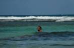 Refrescando-se no mar de Sainte-Anne, no litoral sul de Grande Terre, em Guadalupe
