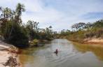 Refrescando-se no Rio Preto, no Parque Nacional Grande Sertão Veredas, no noroeste de MG (região de Chapada Gaúcha)