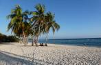 Relaxando na tranquila e belíssima Playa Giron, região de Cienfuegos, em Cuba Relaxando na tranquila e belíssima Playa Giron, região de Cienfuegos, em Cuba