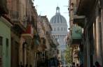 Rua de Havana, em Cuba, com o Capitólio ao fundo