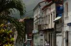 Rua de St. Pierre, antiga capital de Martinica, com o Mount Pelée ao fundo