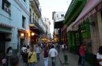 Rua turística no centro de Havana, capital de Cuba