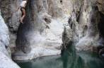 Saltando de 10 metros de altura em piscina natural no Canyon de Somoto, na Nicarágua Saltando de 10 metros de altura em piscina natural no Canyon de Somoto, na Nicarágua