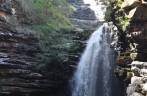 Saltando de cerca de 9 metros de altura na Cachoeira do Sossego, em Lençóis, na Chapada Diamantina - BA