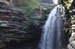 Saltando de cerca de 9 metros de altura na Cachoeira do Sossego, em Lençóis, na Chapada Diamantina - BA